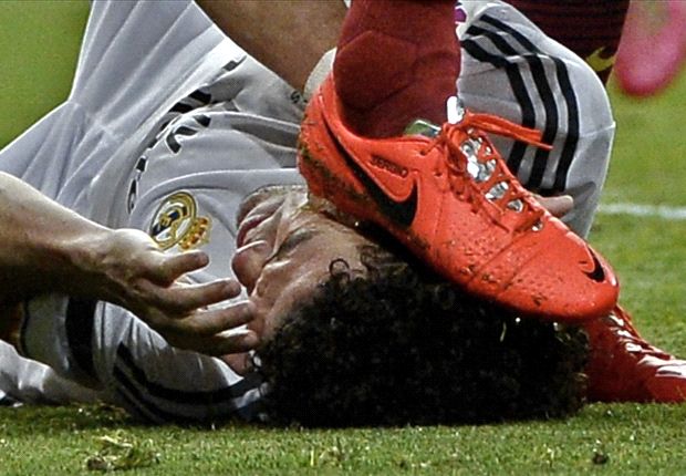Pepe stomped on his head by Busquets