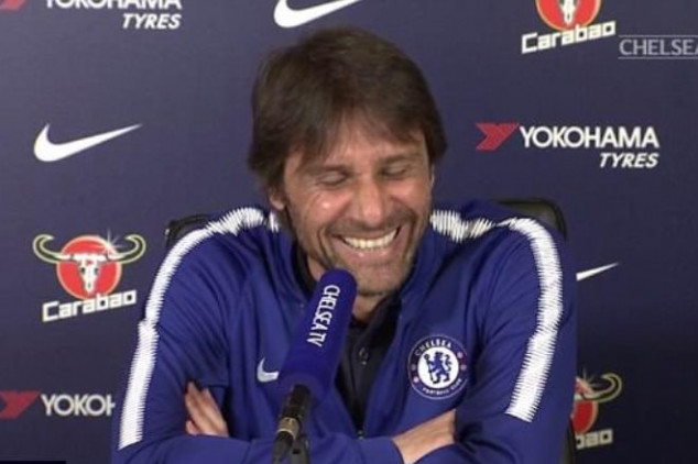 Conte reacts to wife's phone call in hilarious way