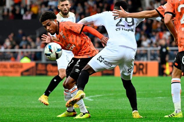 Lorient empata com Reims e iguala pontuação do PSG no Francês