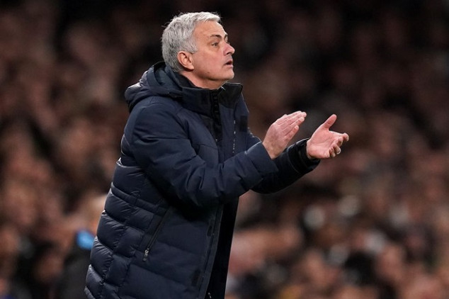 Mou shows off new bald look