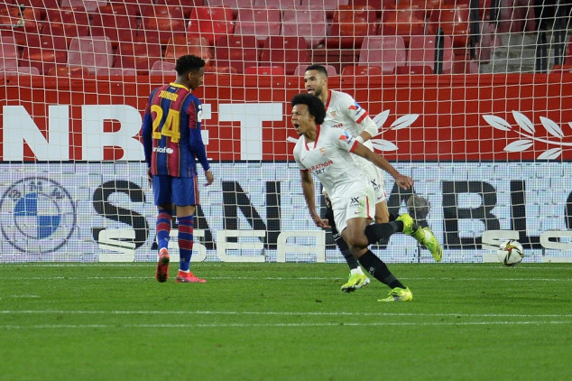 Sevilla double leaves Barca with mountain to climb in Copa del Rey