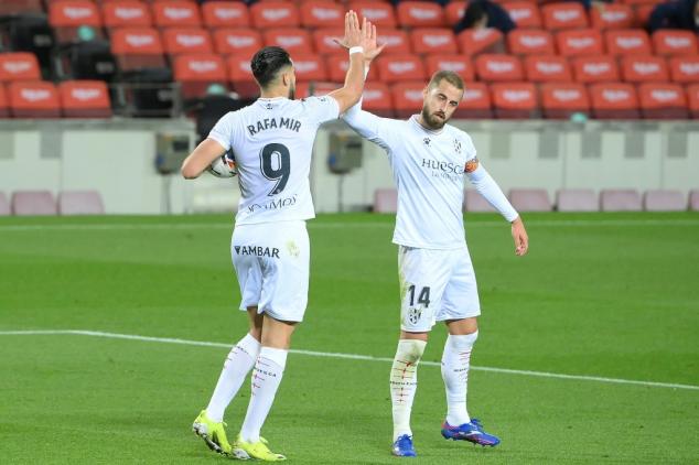 Huesca gana 2-0 en visita al Levante y abandona el último puesto