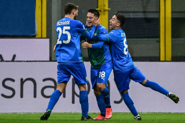 Simy delays Crotone relegation in seven-goal Parma thriller