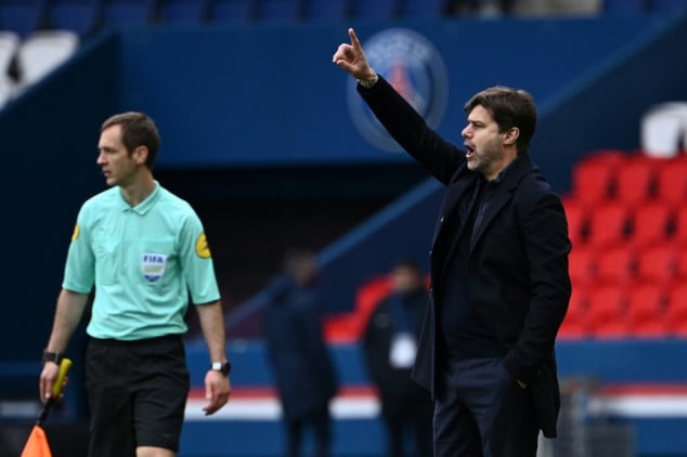 Leonardo, dirigente do PSG, discute com árbitro após jogo pelo Francês