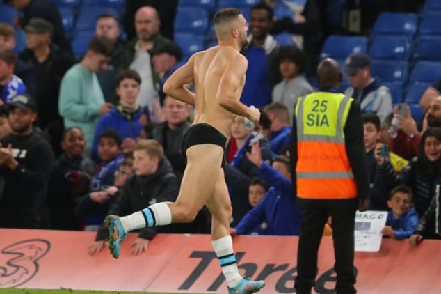 Kovacic bizarrely run off the pitch in his pants