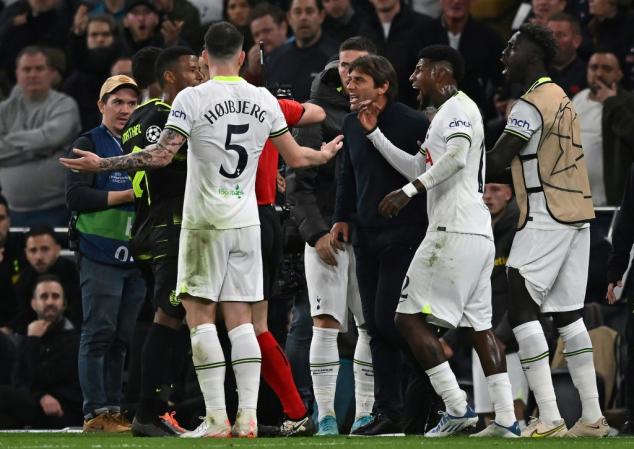 Tottenham tem gol de Kane anulado nos acréscimos e empata com Sporting (1-1); Eintracht vence OM