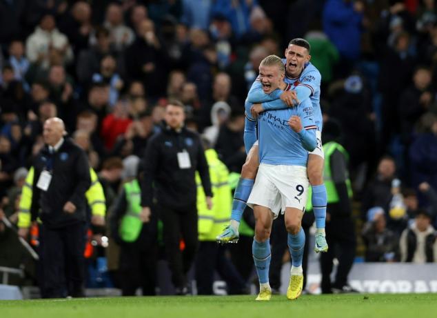 Manchester City gana a Fulham 'in extremis' y se pone líder provisional