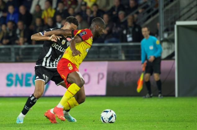 Lens edge Angers to keep pressure on PSG