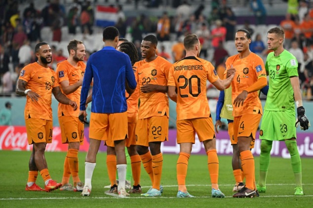 Holanda estreia na Copa com vitória por 2 a 0 sobre Senegal