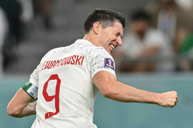 Lewandowski breaks World Cup duck as Poland beat Saudi Arabia