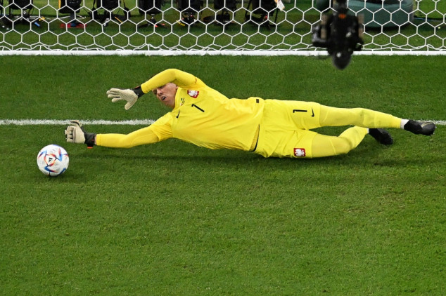 Szczesny produces stunning save to keep Poland on World Cup track