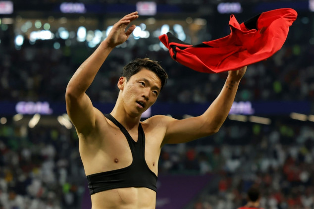 South Korea score injury-time winner to reach World Cup last 16