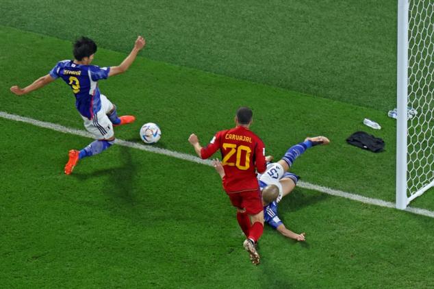 Fifa explica que bola não saiu em gol do Japão sobre a Espanha