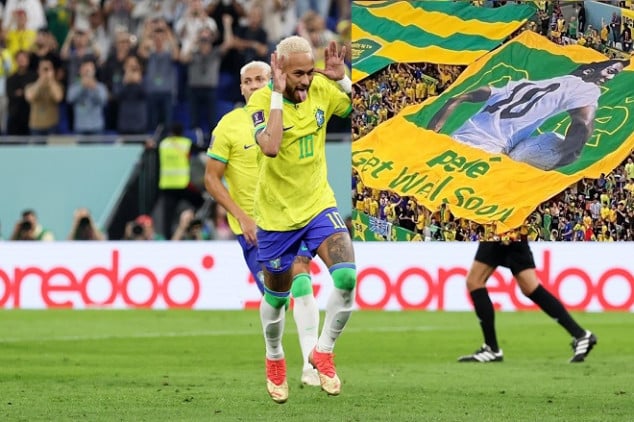 Watch: Neymar scores as fans deploy Pelé banner