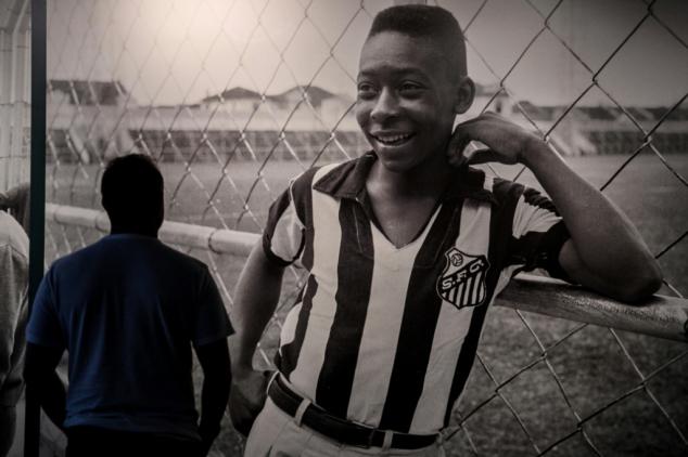 Brésil: Les fans entre inquiétude et nostalgie au Musée Pelé de Santos
