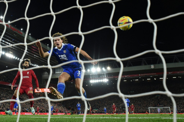 Liverpool vence Leicester de virada (2-1) com dois gols contra e se aproxima da 'zona da Champions'