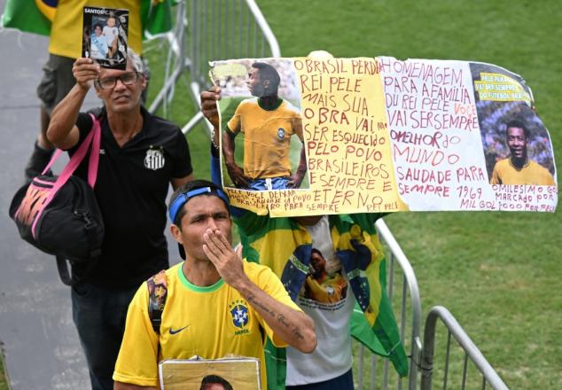 Brasileños viajan a Santos para homenajear a Pelé, la 