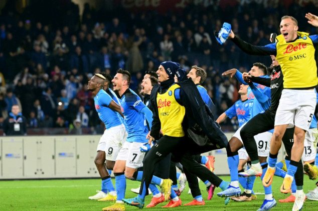 Napoli goleia Juventus (5-1) e reforça sua liderança na Serie A