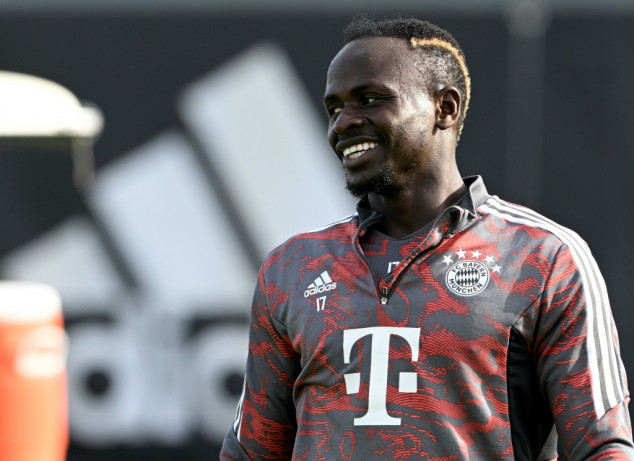 Mane returns to training with ball in Munich
