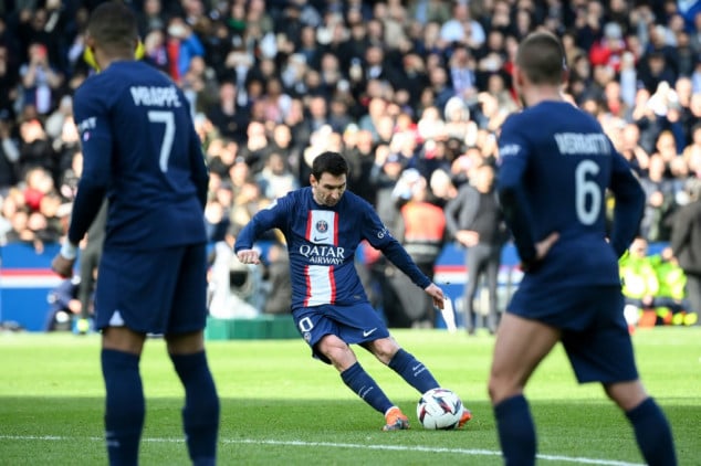 Messi snatches dramatic win for PSG after Neymar stretchered off