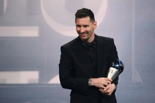 Lionel Messi leva o prêmio Fifa The Best de melhor jogador do mundo de 2022