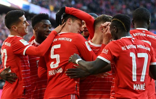 El Bayern gana el derbi al Augsburgo y se asegura seguir líder