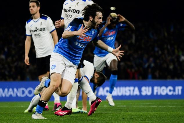 Napoli vence Atalanta (2-0) e amplia ainda mais sua vantagem na liderança do Italiano