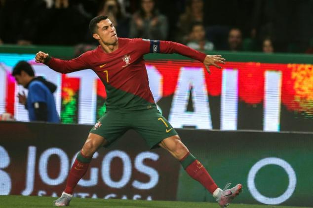 Cristiano Ronaldo comemora recorde de jogos por seleções com 2 gols contra Liechtenstein