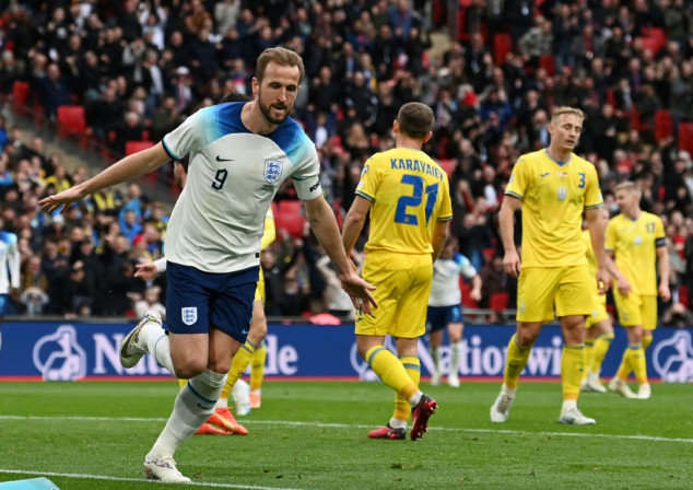 Inglaterra bate a Ucrania, que recibe un homenaje en Wembley