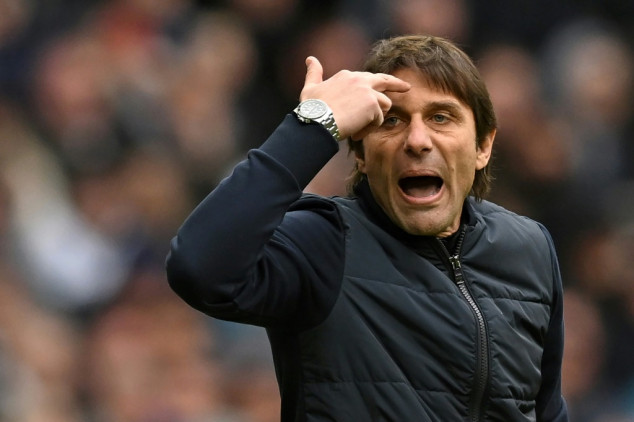 El entrenador del Tottenham Antonio Conte deja su puesto
