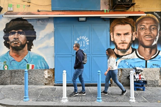 Naples gearing up for title party as faltering Milan come to town