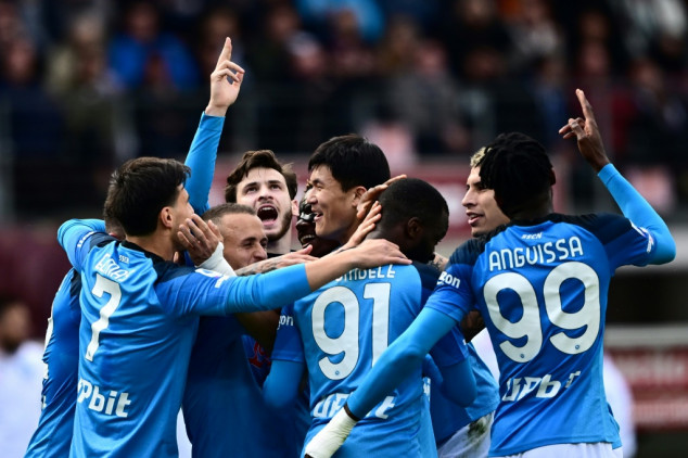 Milan, atual campeão da Serie A, visita Napoli, seu provável sucessor