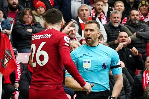 Linesman who elbowed Robertson suspended