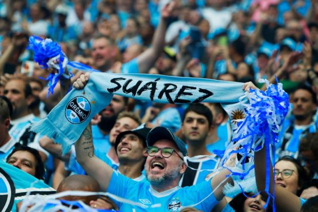 A puro gol y carisma, Luis Suárez cautiva al sur de Brasil