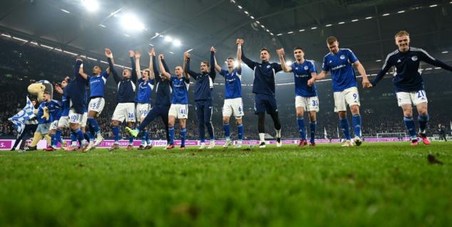 Schalke gana 5-2 al Hertha Berlín en duelo crucial por la permanencia