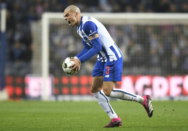 Aos 40 anos, Pepe renova por mais uma temporada com Porto