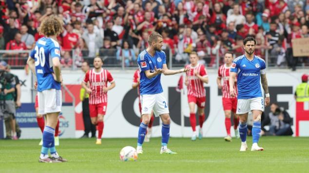 Freiburg goleia Schalke (4-0) e segue na luta por uma vaga na Champions