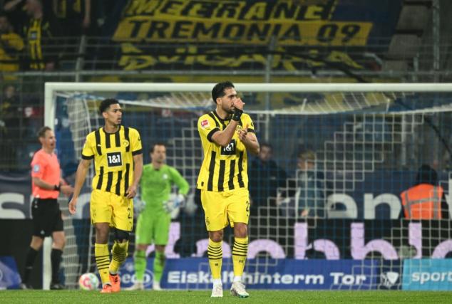 Dortmund held at Bochum to hand Bayern title advantage