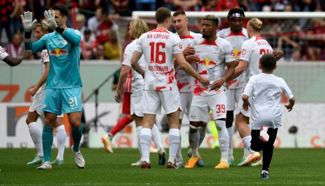 RB Leipzig vence Freiburg e sobe para 3º no Alemão