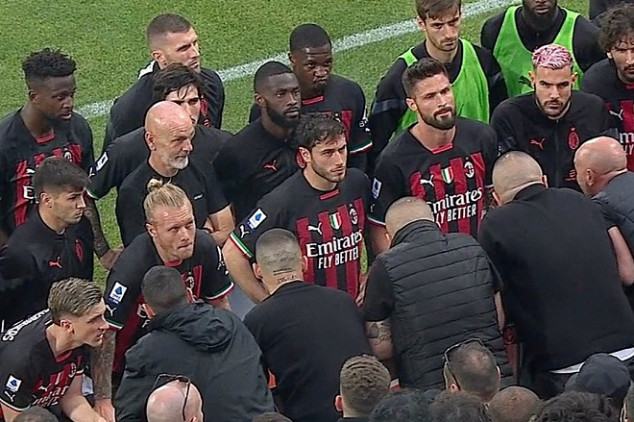 Milan players listen to fans following 2-0 loss