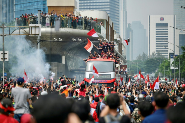 Thousands line streets to salute triumphant Indonesian team