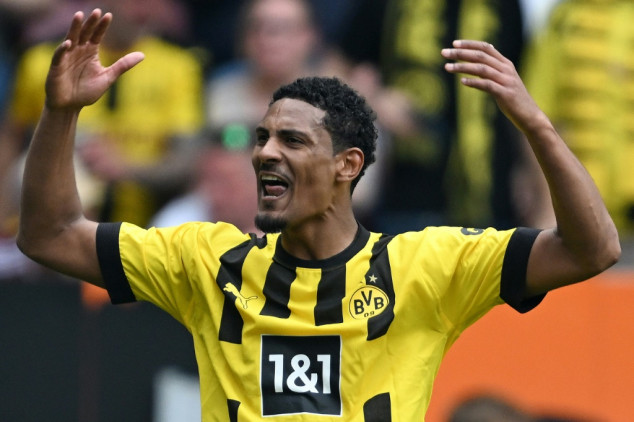 Borussia Dortmund defeat Augsburg and move to brink of Bundesliga title