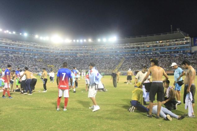 Sobreventa de entradas y frustración de los hinchas, causas de la tragedia en estadio en El Salvador