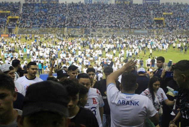 El Salvador da por finalizado torneo de fútbol por estampida mortal