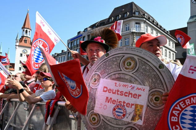 Bayern men and women celebrate league titles in Munich