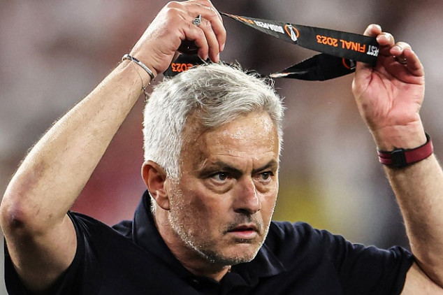 Mou gives runner-up medal to fan after UEL loss