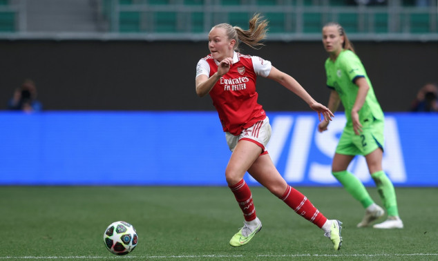 Maanum signs new contract with Arsenal women