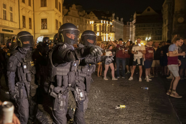 La policía de Praga detuvo a 23 hinchas al margen de la final entre la Fiorentina y el West Ham