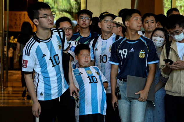 Foot: Lionel Messi accueilli en rock star à Pékin pour un match avec l'Argentine
