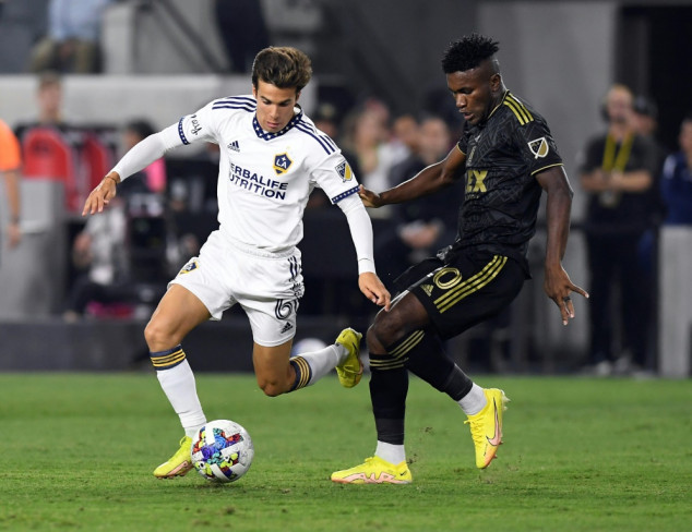 Galaxy defeat LAFC in front of MLS record 82,000 crowd